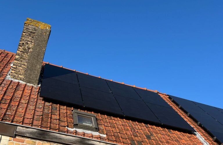 8 zonnepanelen met Growatt-omvormer in Brugge