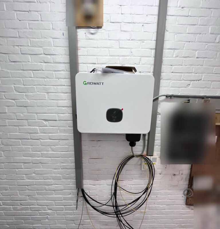 48 zonnepanelen, thuisbatterij en 2 laadpalen voor een handelszaak in Diest