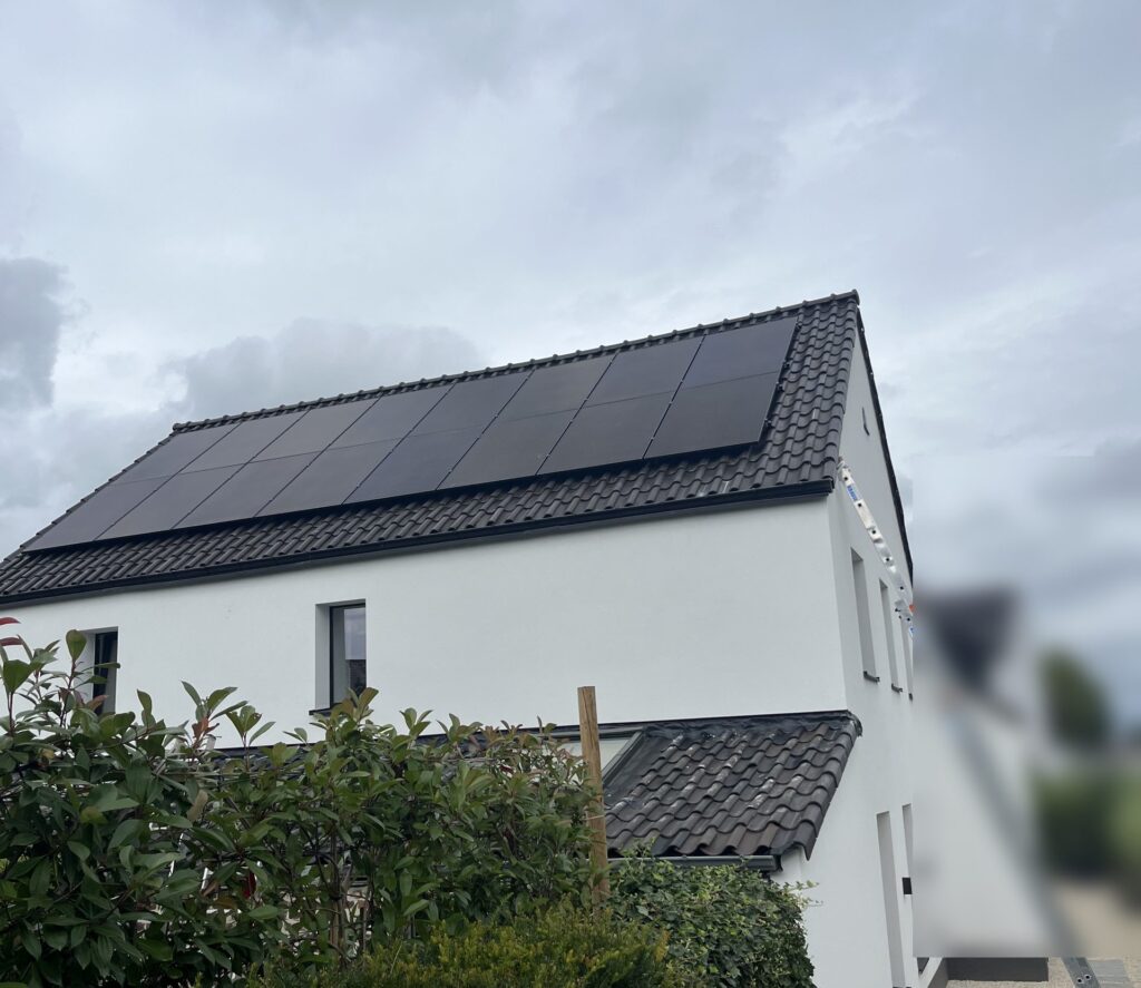 16 zonnepanelen en Growatt-thuisbatterij van 12,8 kWh in Dilsen-Stokkem