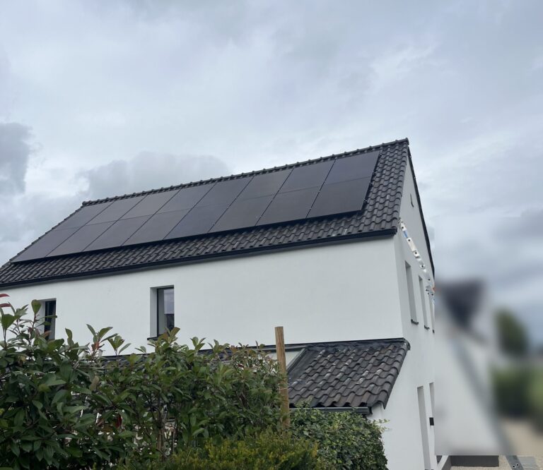 16 zonnepanelen en Growatt-thuisbatterij van 12,8 kWh in Dilsen-Stokkem