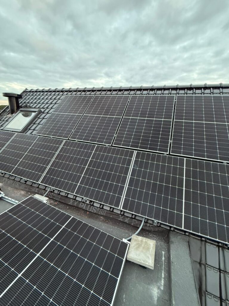 Zonnepanelen en thuisbatterijen voor 3 appartementen in Genk