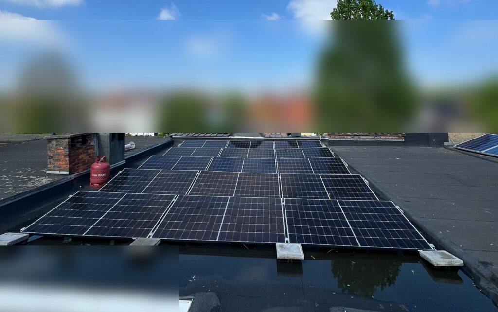 15 zonnepanelen en thuisbatterij van 15,36 kWh in Hemiksem