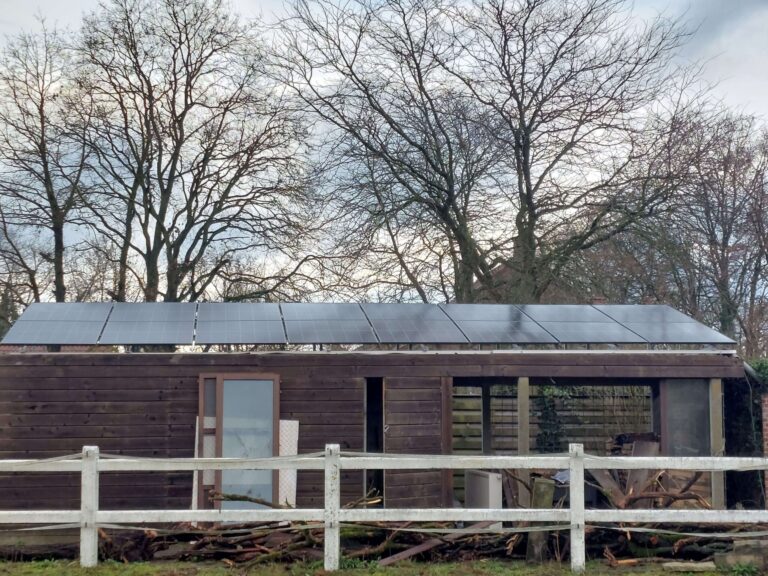 Zonnepanelen met thuisbatterij installatie in Oudsbergen