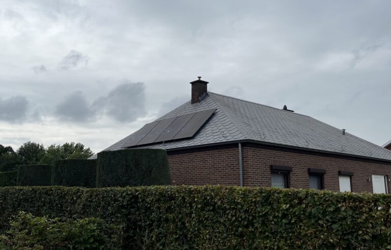 14 zonnepanelen en thuisbatterij van 15,36 kWh in Laakdal