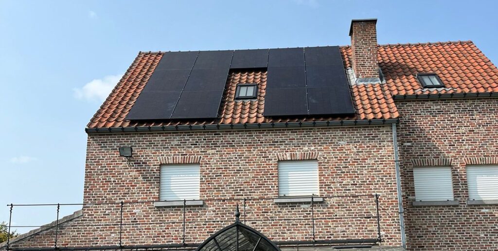 13 zonnepanelen met hybride omvormer in Laakdal