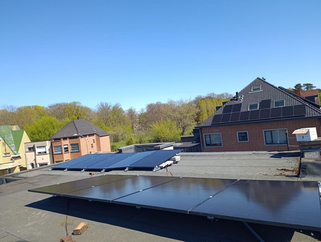 9 full black zonnepanelen op een plat dak in Leuven