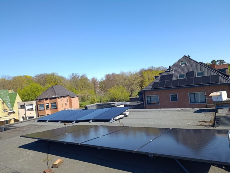 9 full black zonnepanelen op een plat dak in Leuven