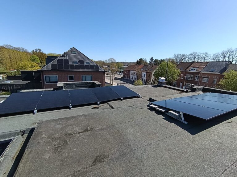 9 full black zonnepanelen op een plat dak in Leuven – foto 2