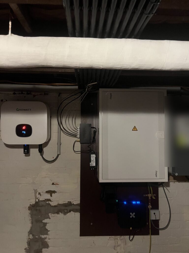 9 full black zonnepanelen op een plat dak in Leuven – foto 3