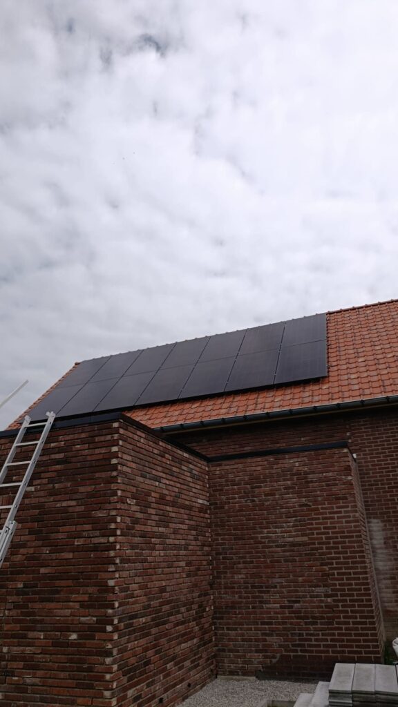 14 zonnepanelen van 7 kWp in Maaseik