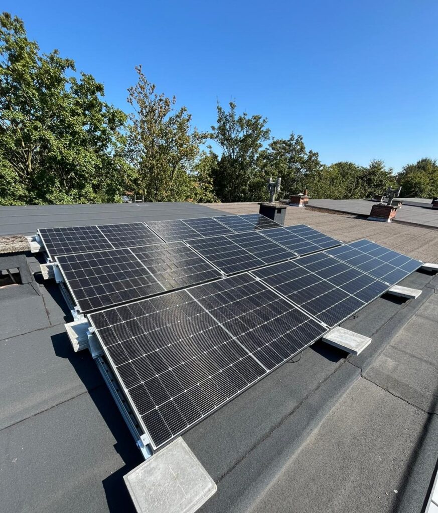 9 zonnepanelen op plat dak in Mechelen