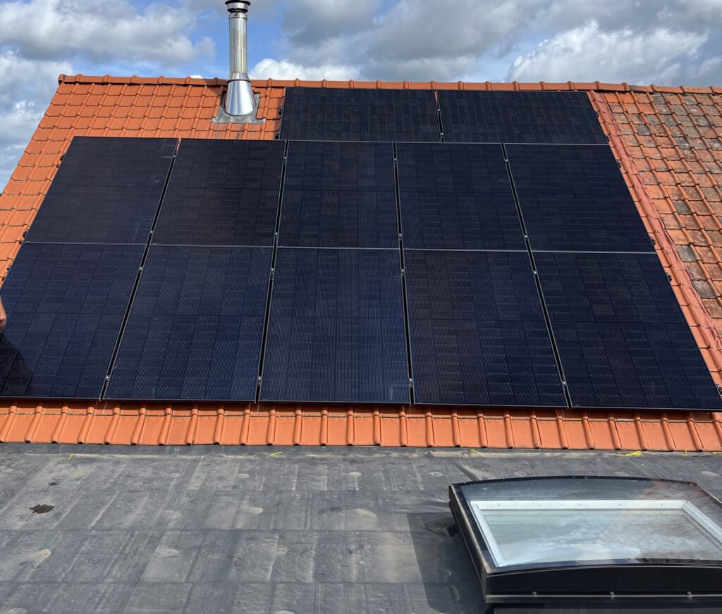 12 zonnepanelen en thuisbatterij van 10,24 kWh in Oudsbergen