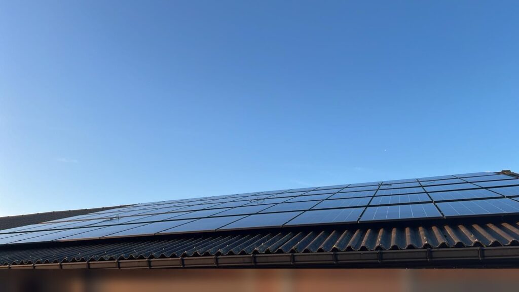 60 zonnepanelen (27 kWp) in Ravels