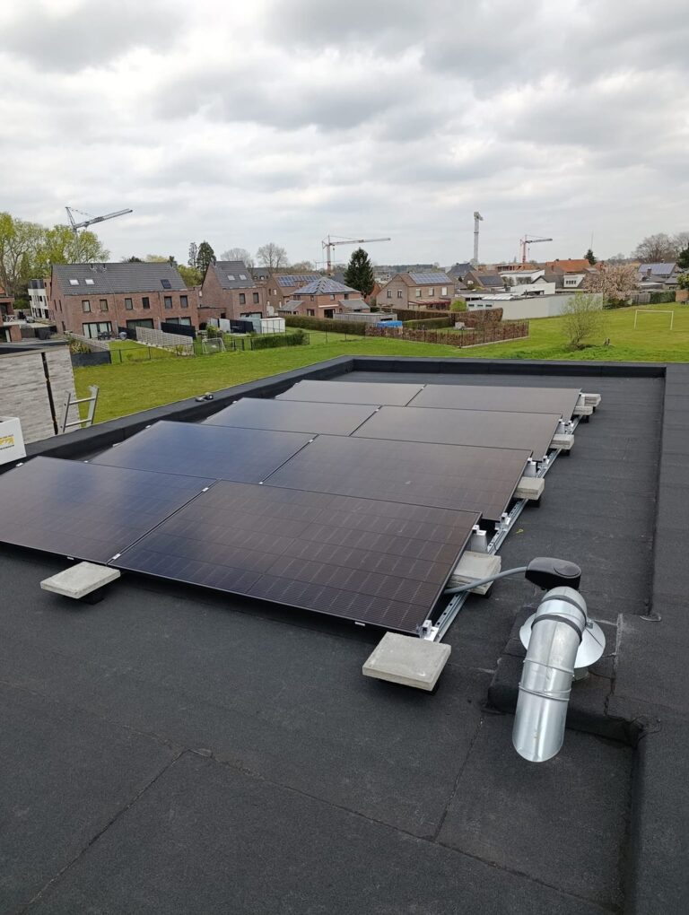8 zonnepanelen op een plat dak in Ravels