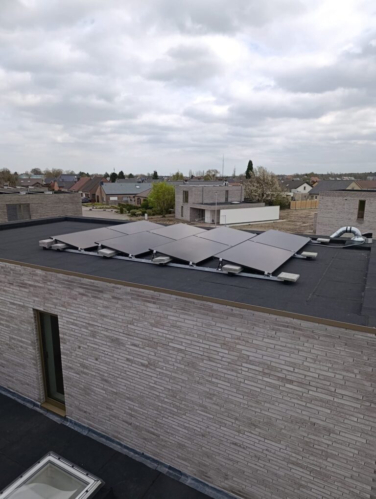 8 zonnepanelen op een plat dak in Ravels – foto 2