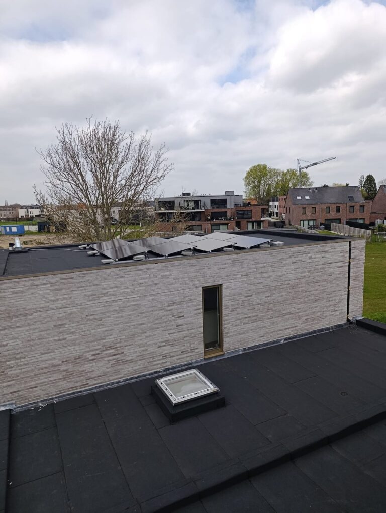 8 zonnepanelen op een plat dak in Ravels – foto 3
