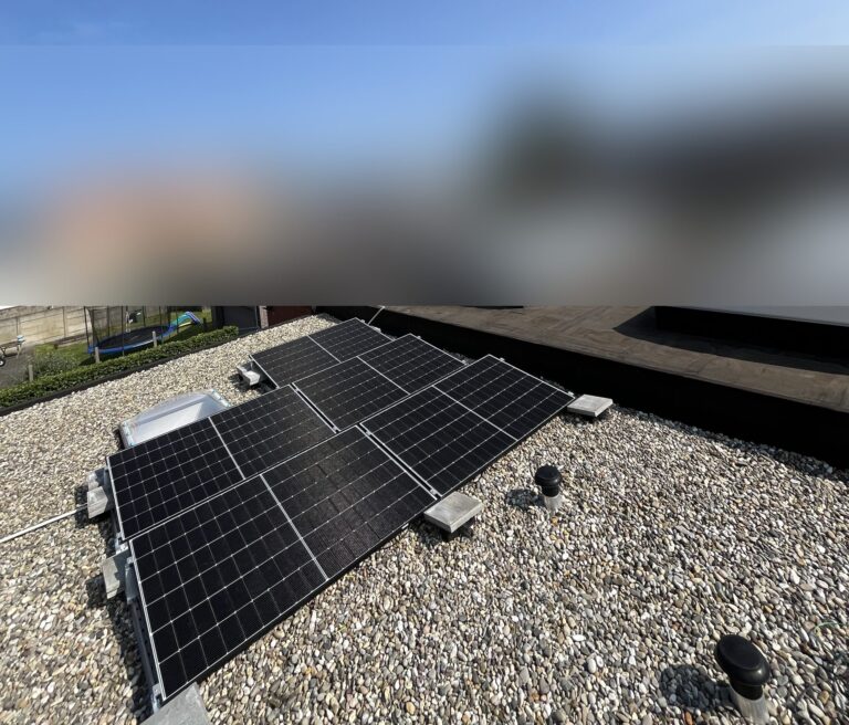 13 zonnepanelen op plat dak in Sint-Truiden