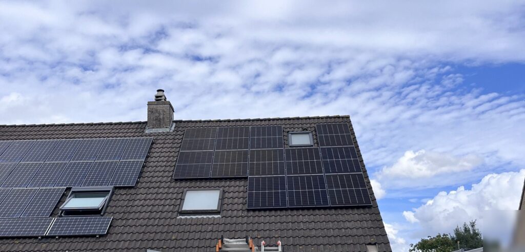 12 zonnepanelen, thuisbatterij en laadpaal in Stekene