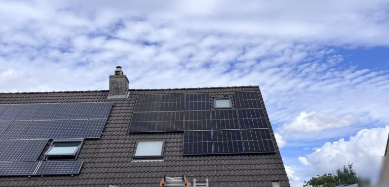 12 zonnepanelen, thuisbatterij en laadpaal in Stekene