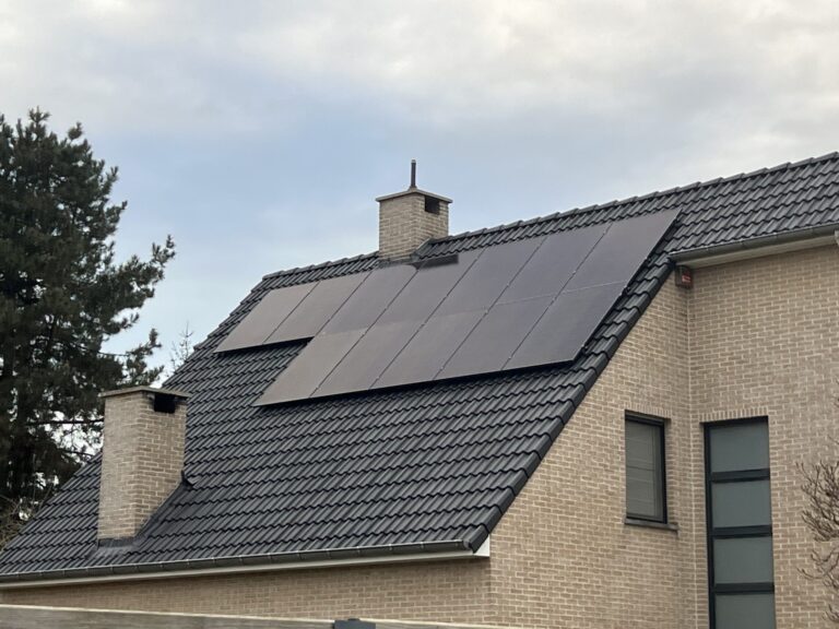 12 zonnepanelen en thuisbatterij van 10,24 kWh in Zandhoven – foto 2