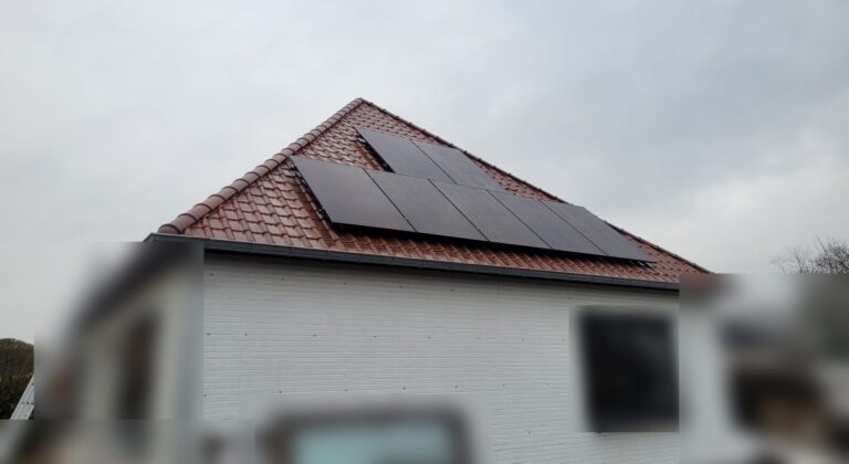 10 zonnepanelen en thuisbatterij van 5,12 kWh in Zonhoven – foto 2